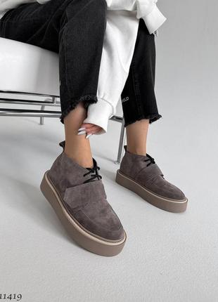 Невыразимо красивые демисезонные деми ботинки на повышенной подошве с косичкой цвет фуме коричневый графит на шнуровке и липучке10 фото