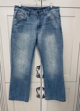 Стильные широкие джинсы.