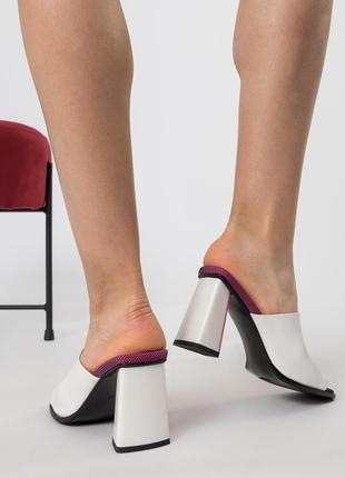 Класичні святкові шкіряні жіночі шльопанці вечірні на масивному високому каблуці білі 1220л