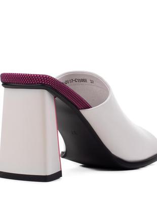 Класичні святкові шкіряні жіночі шльопанці вечірні на масивному високому каблуці білі 1220л