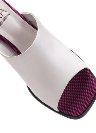 Класичні святкові шкіряні жіночі шльопанці вечірні на масивному високому каблуці білі 1220л