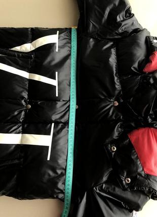 Куртка короткая черная valentino moncler с отстегивающимся капюшоном10 фото