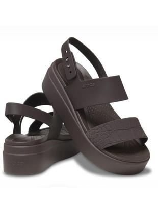 Женские босоножки crocs brooklyn croco low wedge, 100% оригинал