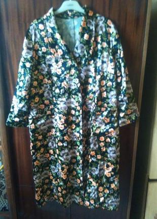 Женский халат из плотного материала.