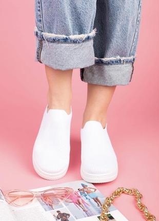 Стильні білі кросівки з текстилю