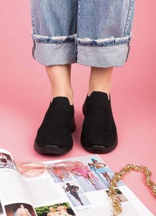 Черные кроссовки из текстиля без шнурков