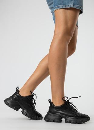 Кроссовки женские кожаные черные на массивной тракторной подошве на танкетке на шнуровках 2339т