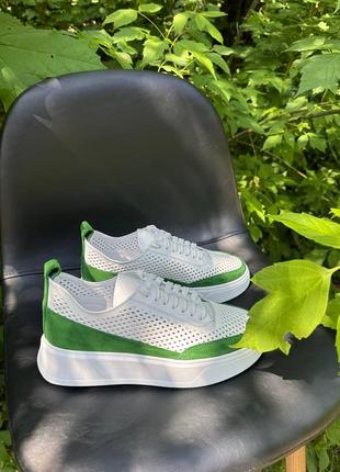 Кеды белые кожаные с замшевыми зелеными вставками4 фото