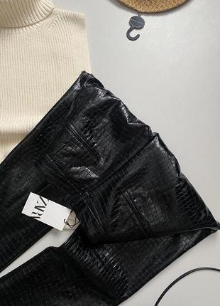 Нові трендові шикарні шкіряні штани zara з розрізами спереду10 фото