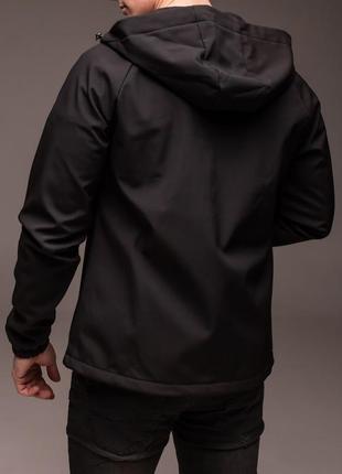 Черная куртка soft shell на флисе9 фото