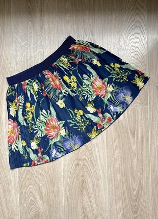 Яркая юбка с цветами stradivarius