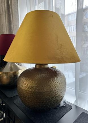 Лампа з оксамитовим абажуром