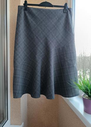 Сіра тонка спідниця міді в діагональну клітинку