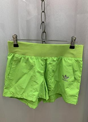 Женские спортивные шорты adidas. 1+1=3