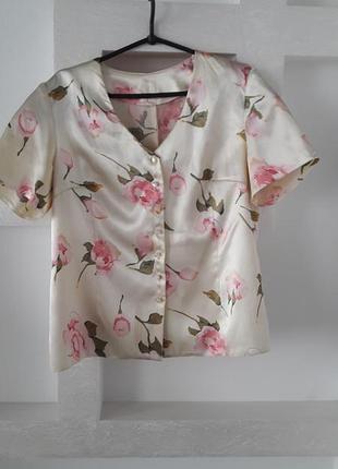 Красивая блуза из атласа