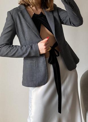 Серый пиджак приталенного силуэта5 фото