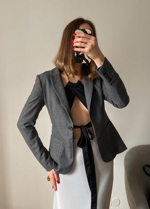 Серый пиджак приталенного силуэта10 фото