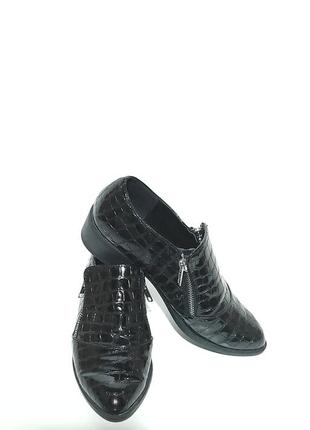 Туфли с крокодильим принтом.