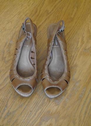 Босоніжки шкіряні розмір 38 устілка 24,3 см bata