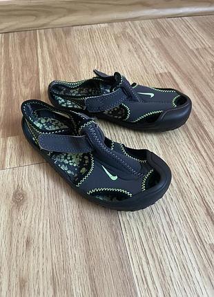 Фірмові босоніжки від nike 17 см