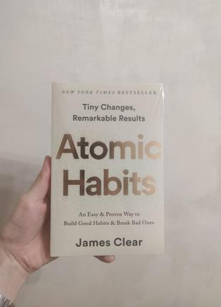 Книга atomic habits james clear м'якій палітурці