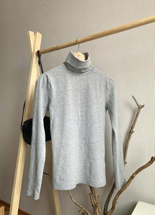 Базовый серый гольф водолазка