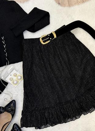 Чорна міні блискуча юбка з воланом3 фото