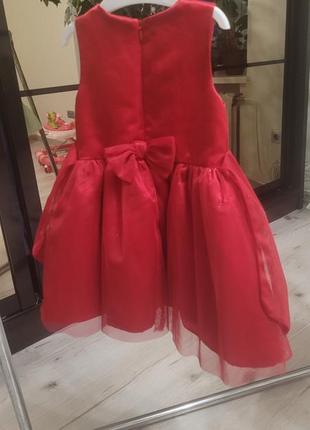 Червона сукня.