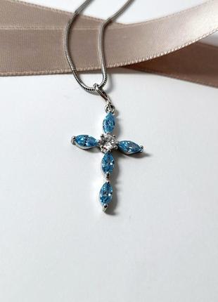 Серебряный крестик прямой крест с голубыми камнями серебро 925 пробы покрыто родием 1.40г п2фт/4355 фото