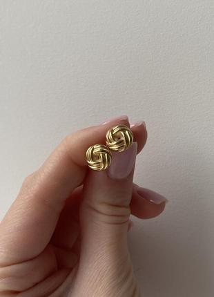 Круглі золотисті сережки гвоздики, цвяшки