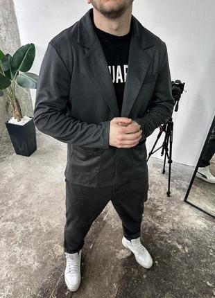 Стильний чоловічий костюм