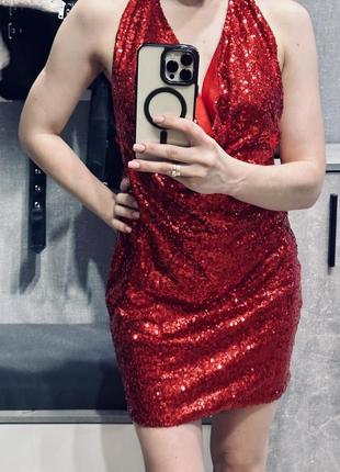 Красное блестящее платье для фотосессии