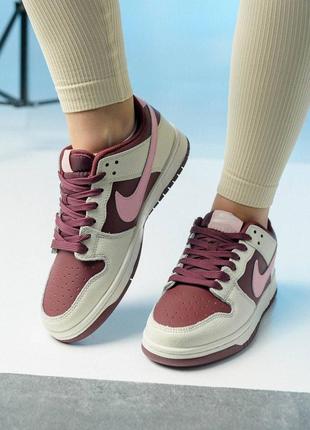 Женские кроссовки nike sb dunk low beige burgundy