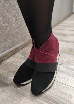 Кросівки жіночі