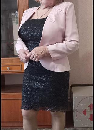 Чорна сукня з рожевим жакетом