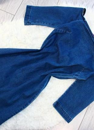 Эффектное джинсовое платье boohoo из денима спущенные открытые плечи ровный цвет5 фото