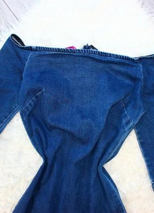 Эффектное джинсовое платье boohoo из денима спущенные открытые плечи ровный цвет6 фото
