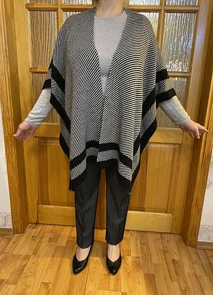 Пончо в черно белых цветах