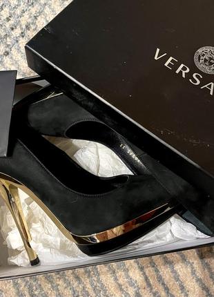 Туфли з золотыми каблуками versace оригинал номерные. новые в коробке