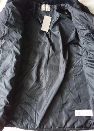 Куртка демисезон стеганая черная с мехом на вороте4 фото