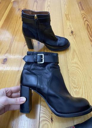 Gloria ortiz стильные кожаные ботильоны/полусапожки/черевки на каблуках от испанского бренда черного цвета