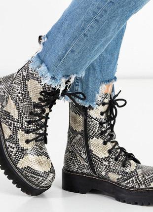 New fehion ботинки в стиле dr martens в змеиный принт от бренда new look массивная подошва2 фото