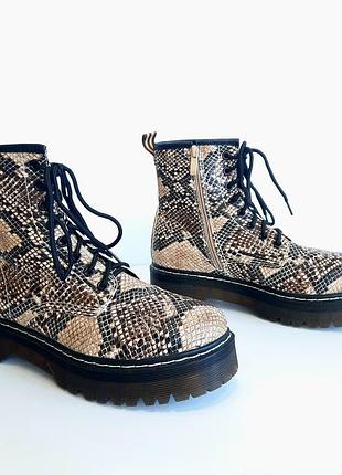 New fehion ботинки в стиле dr martens в змеиный принт от бренда new look массивная подошва