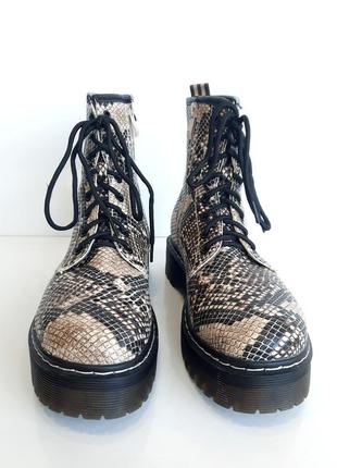 New fehion ботинки в стиле dr martens в змеиный принт от бренда new look массивная подошва