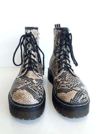 New fehion ботинки в стиле dr martens в змеиный принт от бренда new look массивная подошва9 фото