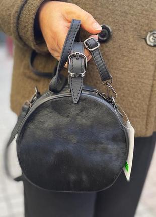 Шкіряна італійська жіноча чорна сумка з хутряним передом.