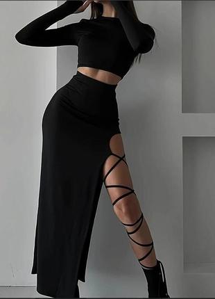 Костюм черный топ с пальчиком и юбка со стильным разрезом от 42 до 482 фото