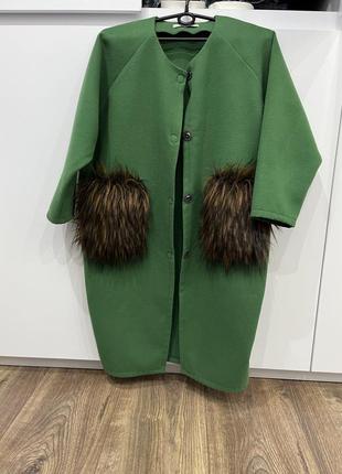 Пальто кокон завужене внизу весна осінь зелене з декоративними хутряними кишенями