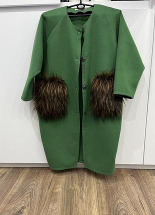 Пальто кокон зеленое с декоративными меховыми карманами сужается книзу весна осень