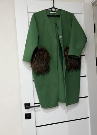 Пальто кокон зеленое с декоративными меховыми карманами сужается книзу весна осень